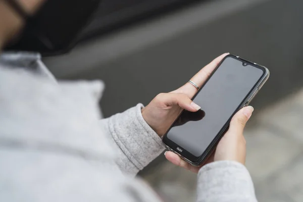 Weibliche Hände Mit Smartphone — Stockfoto