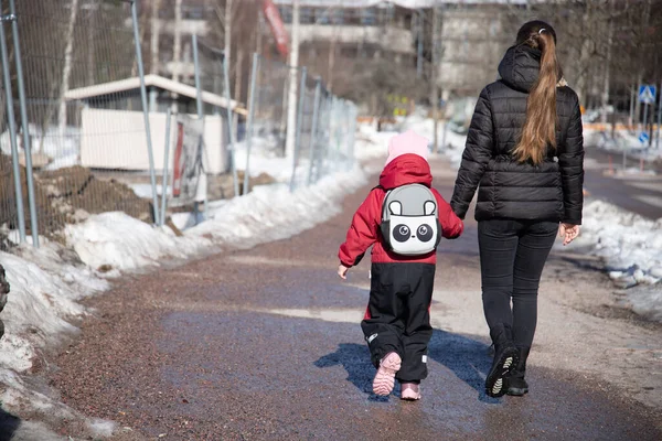 Μητέρα Παιδί Της Περπατάει Στο Χιονισμένο Δρόμο — Φωτογραφία Αρχείου