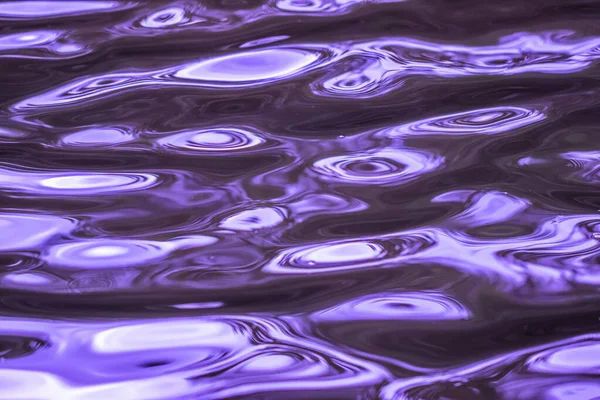 Eine Nahaufnahme Einer Violetten Reflektierenden Welligen Oberfläche Ein Kühler Hintergrund — Stockfoto