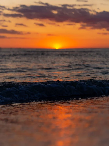 Piękna Złota Sceneria Wschodu Słońca Nad Morzem — Zdjęcie stockowe