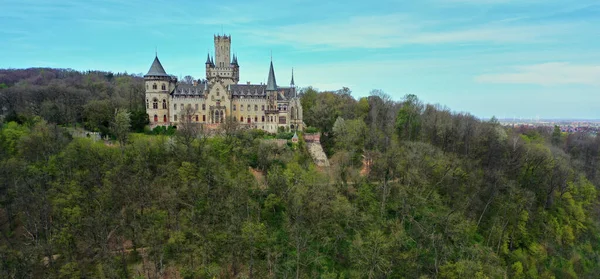Μια Εναέρια Άποψη Του Κάστρου Marienburg Περιβάλλεται Από Ένα Δάσος — Φωτογραφία Αρχείου