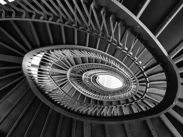Серый Снимок Винтовой Лестницы Светом Идеально Подходит Обоев — стоковое фото