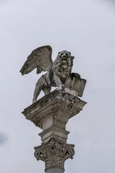 Μια Χαμηλή Γωνία Ενός Φτερωτού Αγάλματος Λιονταριού Στην Κορυφή Μιας — Φωτογραφία Αρχείου