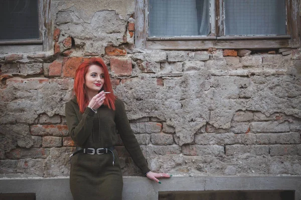 Une Jolie Jeune Femme Caucasienne Robe Verte Fumant Posant Devant — Photo