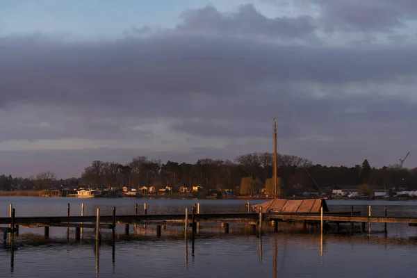 Una Hermosa Toma Puerto Vacío Atardecer Con Cielo Azul Gris —  Fotos de Stock