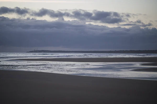 Прекрасный Вид Песчаный Пляж Облачным Небом — стоковое фото