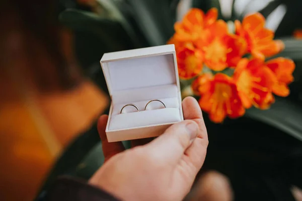 Close Dois Anéis Casamento Uma Caixa Branca Realizada Por Uma — Fotografia de Stock