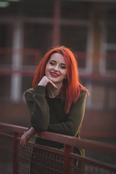 Jovem Mulher Caucasiana Atraente Com Cabelo Vermelho Vestido Verde Posando — Fotografia de Stock