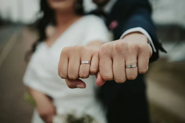 Noiva Noivo Mostrando Seus Anéis Casamento — Fotografia de Stock