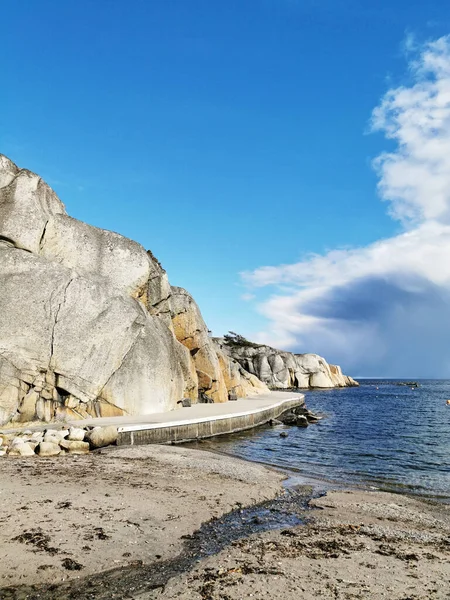 Norveç Ranvika Açık Bulutlu Bir Gökyüzünün Altında Kumlu Bir Sahilin — Stok fotoğraf