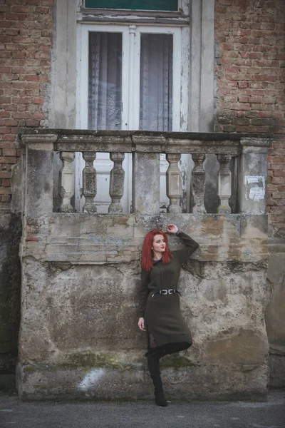 Uma Jovem Mulher Branca Atraente Com Cabelo Vermelho Vestido Verde — Fotografia de Stock