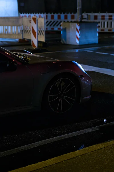 Plan Vertical Une Voiture Moderne Garée Dans Parking Sous Les — Photo