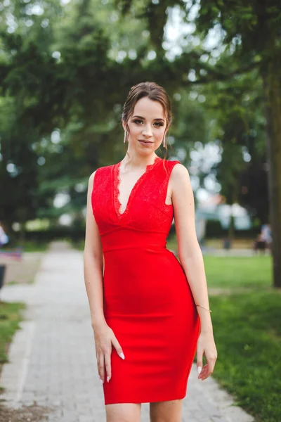 Una Mujer Caucásica Bastante Joven Con Elegante Vestido Rojo Posando —  Fotos de Stock