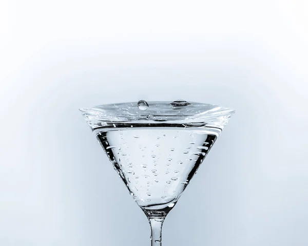 Ein Selektiver Fokus Eines Wasserspritzers Auf Einem Klaren Martini Glas — Stockfoto