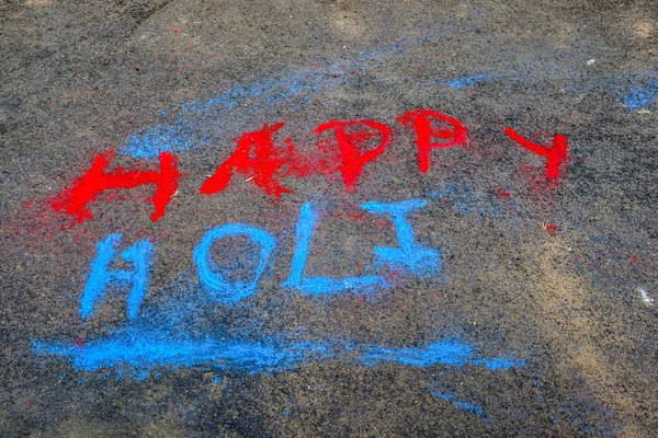 Ένα Κοντινό Πλάνο Ενός Happy Holi Που Γράφει Στην Άσφαλτο — Φωτογραφία Αρχείου