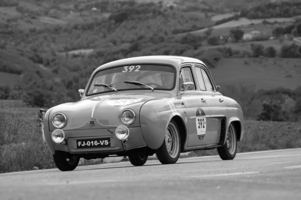 イタリア カグリ 2021年3月24日 イタリア カグリ Ott 2020年 Renault Dauphine 1957はラリーで古いレースカーでミル — ストック写真