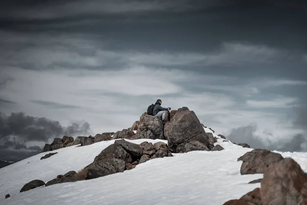 Vue Latérale Jeune Randonneur Reposant Sur Rocher Sommet Une Montagne — Photo