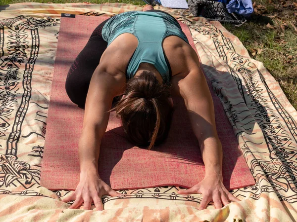 Spanish Brunette Female Practicing Yoga Park Sunny Day — стоковое фото