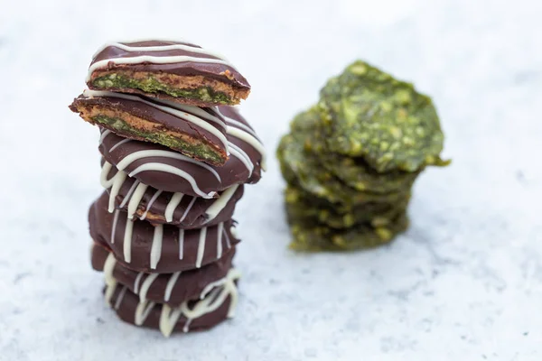 Detailní Záběr Kakaových Čokoládových Sušenek Syrovou Zelenou Náplní Naskládanou Sebe — Stock fotografie