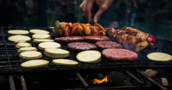 Gros Plan Une Main Tournant Viande Les Légumes Grillés Sur — Photo