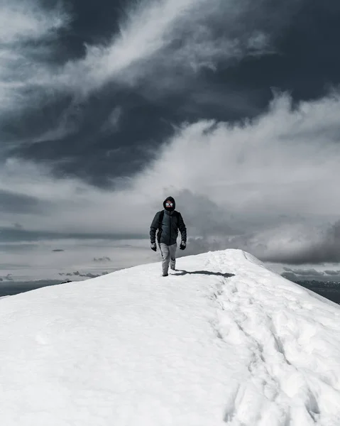 Jeune Randonneur Sur Une Haute Montagne Enneigée Marchant Vers Une — Photo