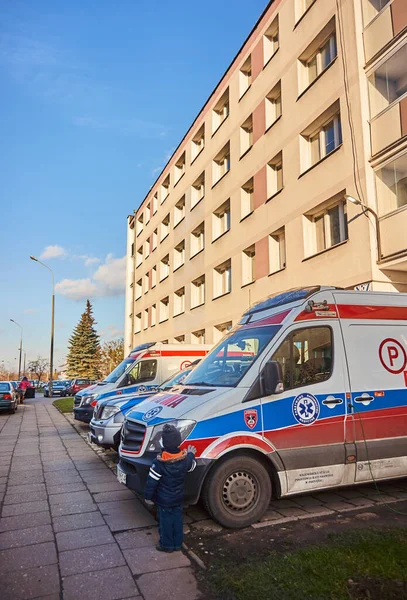 Pozn Polónia Dezembro 2017 Menino Sorridente Posando Frente Uma Ambulância — Fotografia de Stock