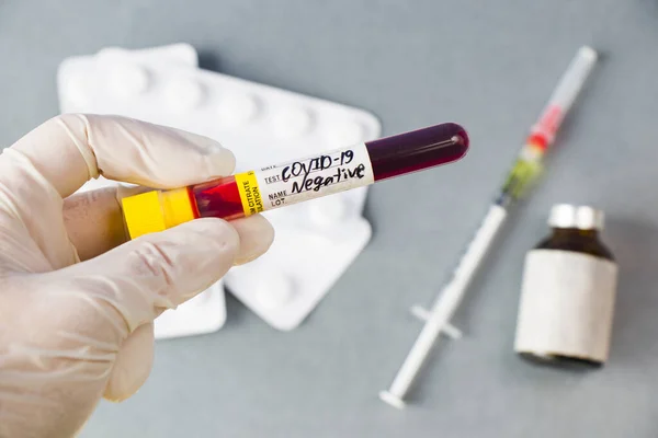 Negatif Covid Kan Testi Yapan Bir Doktorun Yüzeysel Odağı — Stok fotoğraf