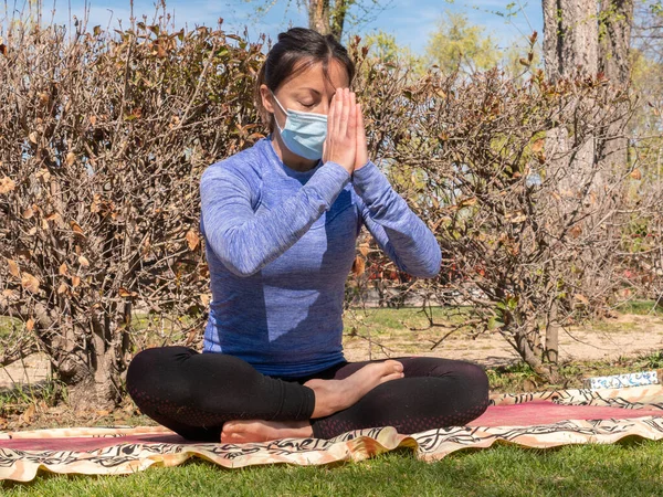 Una Mujer Morena Haciendo Clases Yoga Parque Día Soleado Con —  Fotos de Stock