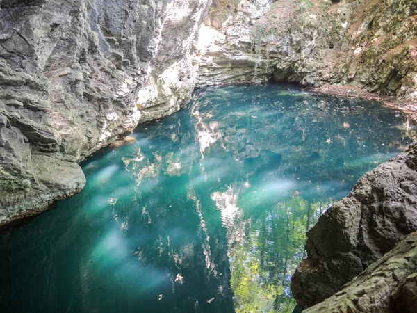Ďáblovo Jezero Obklopeno Skalnatými Kopci Pod Slunečním Svitem Národním Parku — Stock fotografie