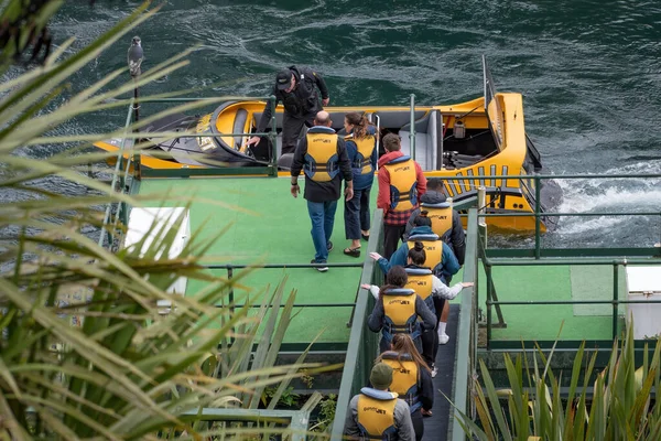 2021年3月23日 一群游客在Taupo附近的Waikato河乘坐黄色的急流喷射艇进行白水游览 — 图库照片