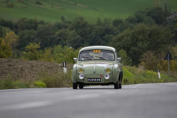 イタリア カグリ 2021年3月24日 イタリア カグリ Ott 2020年 Renault Dauphine 1957はラリーで古いレースカーでミル — ストック写真