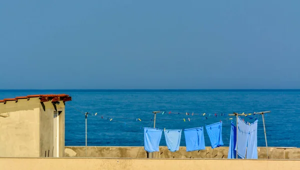 Liten Stuga Vid Strand Med Hängd Tvättstuga Och Djupblått Hav — Stockfoto