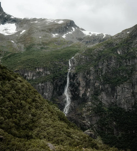 Uma Vista Deslumbrante Uma Alta Fina Cachoeira Volefossen Dia Sombrio — Fotografia de Stock