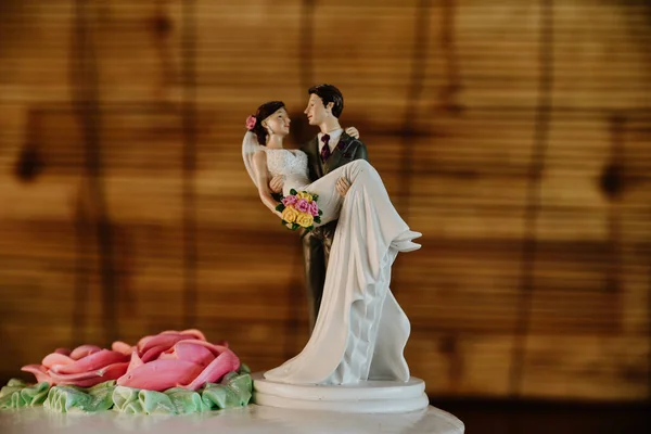 결혼식 케이크에 신부를 장식하기 들어올리는 신랑의 아름다운 — 스톡 사진