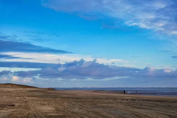 Una Vista Impresionante Una Playa Arena Cielo Nublado Con Turbinas — Foto de Stock