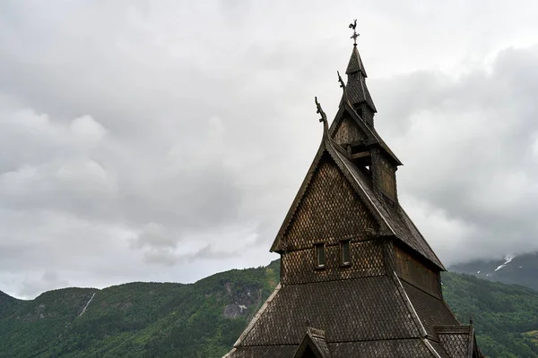 Hopperstad Stave Kerk Omringd Door Heuvels Onder Een Bewolkte Hemel — Stockfoto