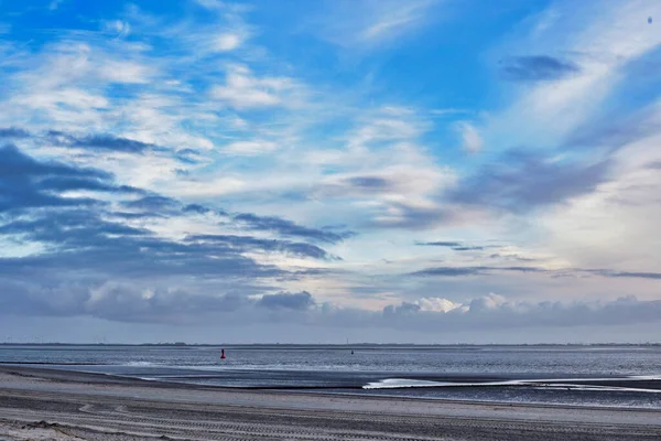 Een Adembenemend Uitzicht Een Zandstrand Bewolkte Lucht Bij Zonsondergang — Stockfoto