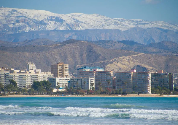 Krásný Výhled Sníh Horách Moře Pláži Campello Provincie Alicante Costa — Stock fotografie