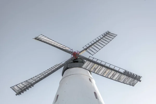 Plan Angle Bas Moulin Vent Contre Ciel Clair — Photo