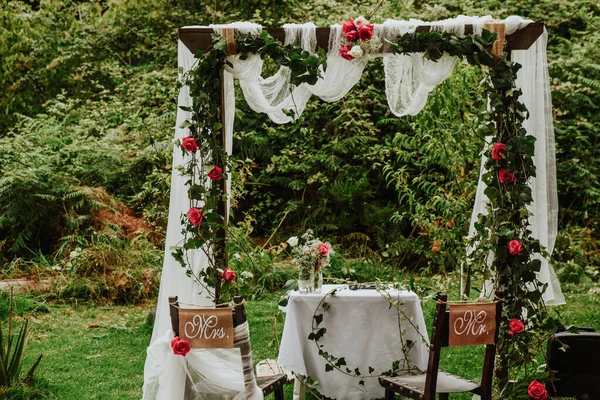 Houten Stoelen Een Tafel Onder Een Prachtige Decoratieve Boog Speciaal — Stockfoto