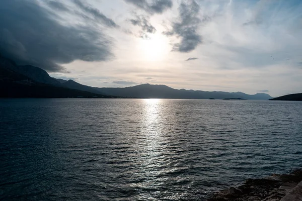 Μια Εκπληκτική Θέα Μιας Λίμνης Που Περιβάλλεται Από Βουνά Κάτω — Φωτογραφία Αρχείου
