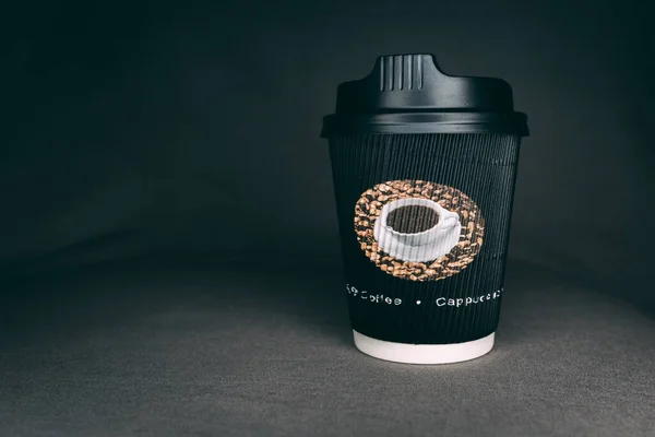 一杯咖啡的特写镜头 在灰蒙蒙的表面上可以带走 — 图库照片