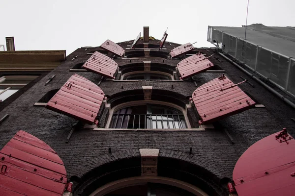 Eine Flache Aufnahme Eines Gebäudes Mit Offenen Roten Fensterläden — Stockfoto