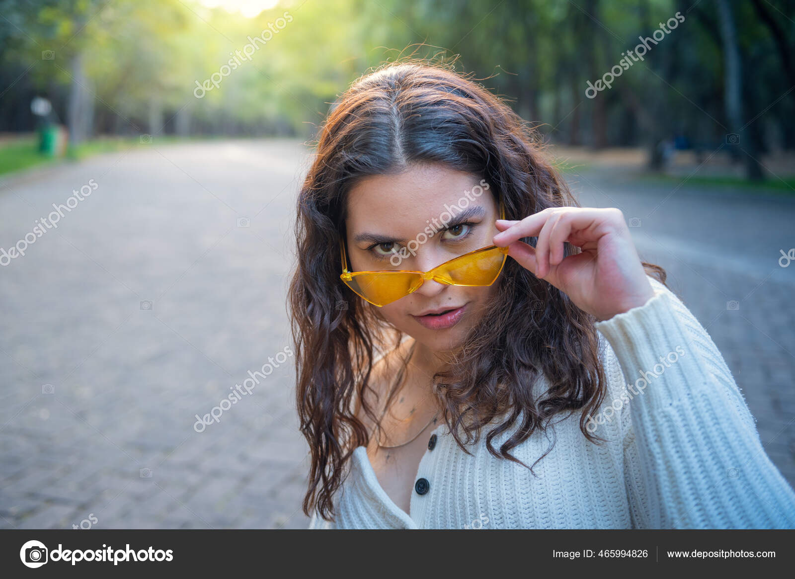 Una Chica Sexy Joven Mirando Desde Detrás Sus Gafas Sol fotografía de