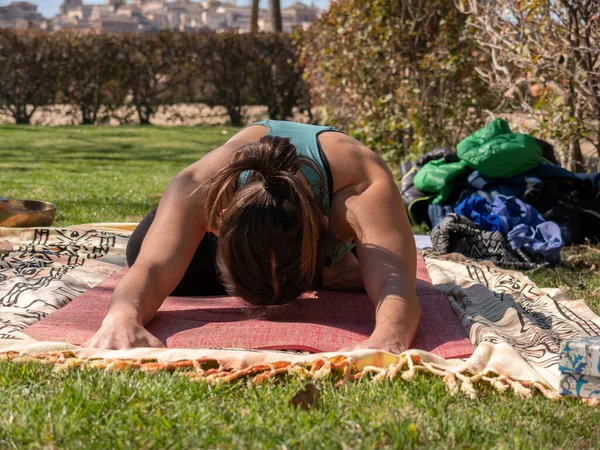 Una Morena Española Practicando Yoga Parque Día Soleado —  Fotos de Stock