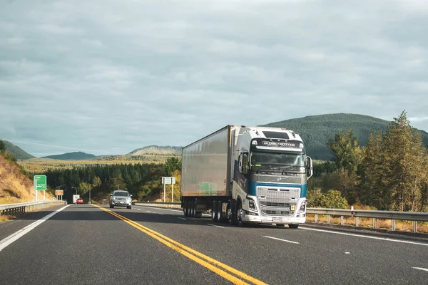 Taupo Nowa Zealandia Marca 2021 Widok Samochodu Ciężarowego Volvo Autostradę — Zdjęcie stockowe