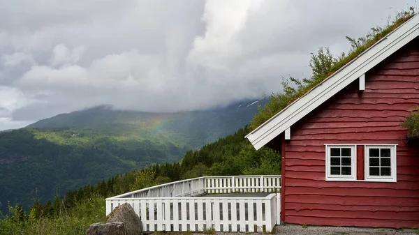 Lenyűgöző Kilátás Felhők Szivárvány Egy Völgyben Egy Hagyományos Piros Norvég — Stock Fotó