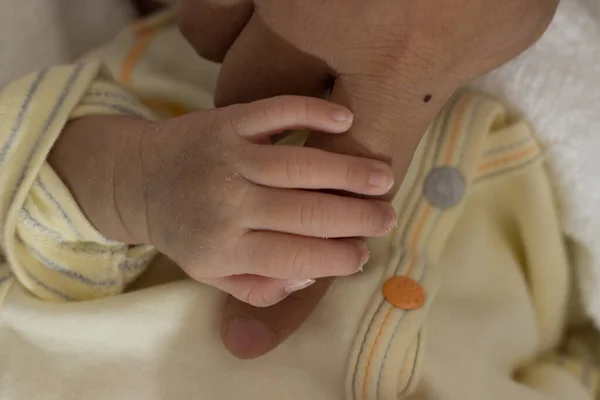Primer Plano Bebé Recién Nacido Sosteniendo Dedo Una Persona Adulta — Foto de Stock