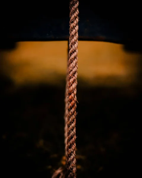 Eine Vertikale Aufnahme Eines Seils Das Auf Einem Dunklen Hintergrund — Stockfoto