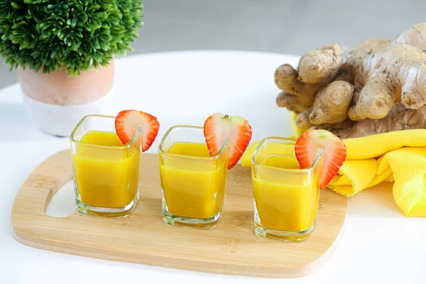 Tres Tazas Jugo Naranja Decoradas Con Rodajas Fresas Una Tabla — Foto de Stock